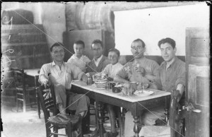 ΑΝΔΡΕΣ ΚΑΙ ΑΓΟΡΙΑ ΣΕ ΤΑΒΕΡΝΑ