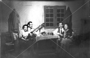 ΠΑΡΕΑ ΑΝΔΡΩΝ ΚΑΙ ΓΥΝΑΙΚΩΝ ΣΤΟ ΕΣΩΤΕΡΙΚΟ ΤΑΒΕΡΝΑΣ