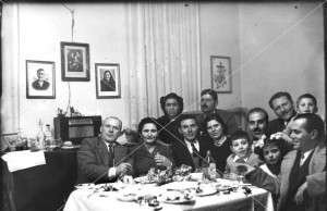 ΟΙΚΟΓΕΝΕΙΑΚΟ ΤΡΑΠΕΖΙ ΣΤΑ ΜΕΣΟΓΕΙΑ