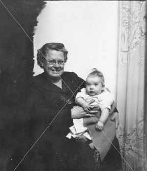 ΗΛΙΚΙΩΜΕΝΗ ΜΕ ΤΟ ΕΓΓΟΝΙ ΤΗΣ