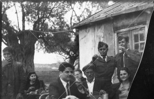 ΠΑΡΕΑ ΑΝΔΡΩΝ ΚΑΙ ΓΥΝΑΙΚΩΝ ΣΕ ΤΑΒΕΡΝΑ