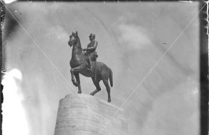 ΤΑ ΑΠΟΚΑΛΥΠΤΗΡΙΑ ΤΟΥ ΑΓΑΛΜΑΤΟΣ ΤΟΥ ΒΑΣΙΛΙΑ ΚΩΝΣΤΑΝΤΙΝΟΥ Α΄ ΣΤΟ ΠΕΔΙΟ ΤΟΥ ΑΡΕΩΣ