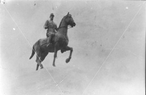 ΤΑ ΑΠΟΚΑΛΥΠΤΗΡΙΑ ΤΟΥ ΑΓΑΛΜΑΤΟΣ ΤΟΥ ΒΑΣΙΛΙΑ ΚΩΝΣΤΑΝΤΙΝΟΥ Α΄ ΣΤΟ ΠΕΔΙΟ ΤΟΥ ΑΡΕΩΣ