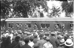 ΣΤΑΣΗ ΤΟΥ ΤΡΕΝΟΥ ΠΟΥ ΜΕΤΑΦΕΡΕΙ ΤΟ ΒΑΣΙΛΙΑ ΓΕΩΡΓΙΟ Β΄ ΚΑΙ ΤΗ ΒΑΣΙΛΙΣΣΑ ΕΛΙΣΑΒΕΤ ΣΕ ΠΕΡΙΟΔΕΙΑ ΣΤΗΝ ΠΕΛΟΠΟΝΝΗΣΟ